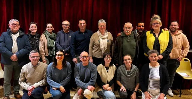 photo  la liste « pour auvers tous solidaires » réunie autour de corinne chesneau, la tête de liste, lors d’une réunion publique.  &copy;  ouest-france 
