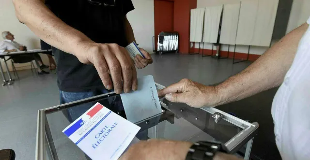 photo  faire signer la liste d’émargement, estampiller la carte électorale, vérifier l’identité des électeurs… font partie des missions remplies par les assesseurs.  &copy;  archives courrier de l’ouest - marie delage 