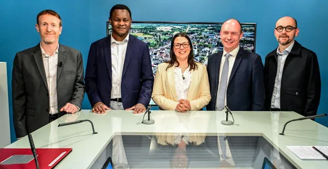 photo  le mans, mardi 10 mars 2026. rabbi kokolo et frédéric beauchef (respectivement 2e et 4e en partant de la gauche) ont débattu devant les caméras de lmtv sarthe, questionnés par alexandre chassignon (ici maine) et jean-françois baron (rédacteur en chef du maine libre). une émission animée par laure girard.  &copy;  photo le maine libre - yvon loué 