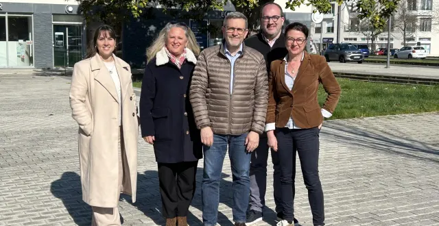 photo  philippe bolo au centre avec ses colistiers de la liste avrillé autrement.  &copy;  louest-france 