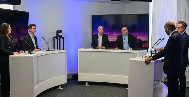 photo  angers, mardi 10 mars 2026. frédéric barillé (le courrier de l’ouest) et thierry lardeux (angers télé) (au milieu) ont interrogé aurore lahondès, romain laveau, christophe béchu et arash saeidi (de gauche à droite).  &copy;  co - laurent combet 