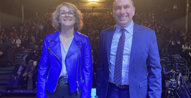 photo  quelques minutes avant le débat, béatrice largeau et jean-michel prieur se sont prêtés au jeu de la photo souvenir. tout sourire.  &copy;  co – lucas jariais 