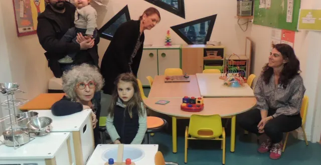 photo  découverte du relais petite enfance par des parents et véronique rabaud (au premierplan).  &copy;  ouest-france 