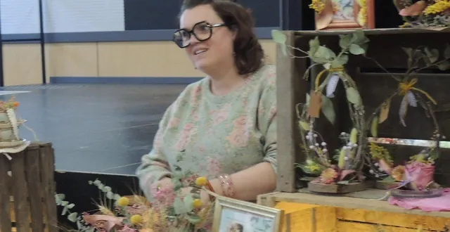 photo  nadège jeanneau réalise des ornements floraux.  &copy;  ouest-france 