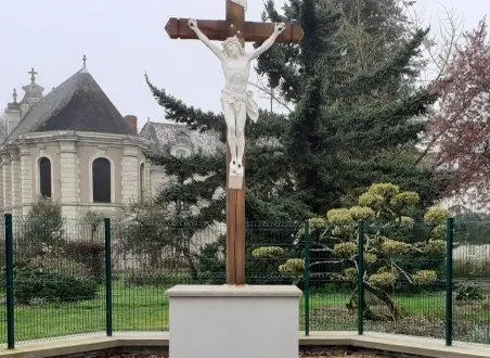 photo  la croix de pouillé déplacée et restaurée actualise la mémoire des enfants orphelins éduqués dans l’établissement demeuré un lieu d’éducation.  &copy;  ouest-france 