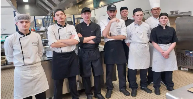 photo  des élèves dans la cuisine pédagogique préparant un repas sous la conduite d’un de leur professeur jean-marc beaudet.  &copy;  ouest-france 