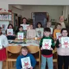photo les petits auteurs de rai avec véronique, animatrice à bulle d’air, coralie, responsable de la bibliothèque-ludothèque et douze des dix-sept enfants ayant participé au projet.