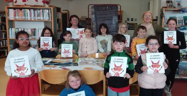 photo  les petits auteurs de rai avec véronique, animatrice à bulle d’air, coralie, responsable de la bibliothèque-ludothèque et douze des dix-sept enfants ayant participé au projet.  &copy;  ouest-france 