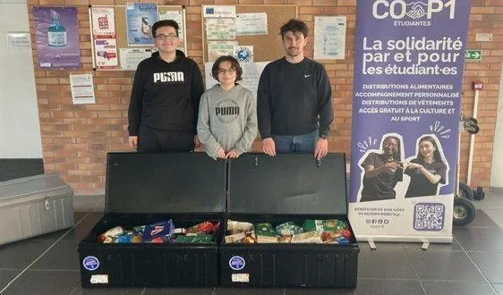 photo  benjamin aufrère, président de l’association cop1, avec deux collégiens.  &copy;  co 