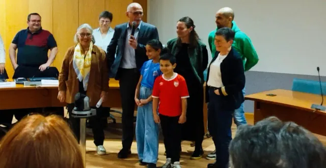 photo  nicole dubré chirat, députée et yves colliot, maire, entouré d’une partie de sa famille, lors de son dernier conseil municipal.  &copy;  co 