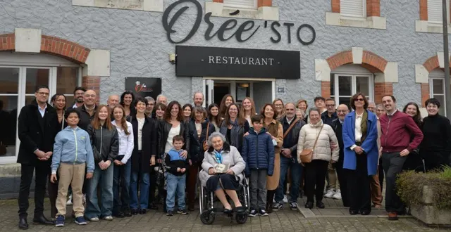 photo  toute la famille entourait l’heureuse centenaire renée mainguy, samedi 7 mars, à landemont, devant ce qui fut autrefois l’hôtel-restaurant familial.  &copy;  ouest-france 