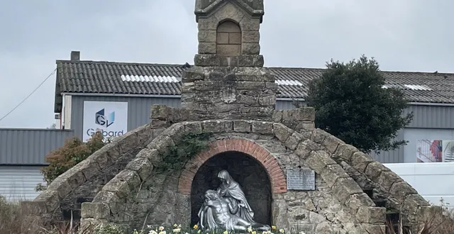 photo  courant 2026, le calvaire situé à la sortie de la commune, sur la rd 202, va retrouver sa croix.  &copy;  ouest-france 