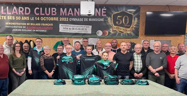photo  de nombreux adhérents du club de billard étaient présents lors de la remise des nouveaux maillots.  &copy;  le maine libre 