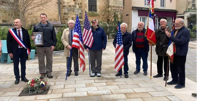 photo  john donaldson (2e à partir de la gauche) est venu se recueillir sur la stèle en hommage à son grand-père, le colonel donaldson.  &copy;  le maine libre 
