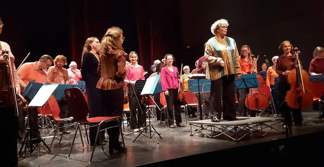 photo  l’orchestre symphonique de bercé, placé sous la direction de catherine prada.  &copy;  le maine libre 