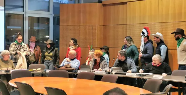 photo  la séance du conseil municipal du 2 mars dernier (lire par ailleurs) a dû être interrompue : une bande carnavalesque a fait irruption, tentant par des dons de faire pencher la balance en sa faveur…  &copy;  le maine libre. 