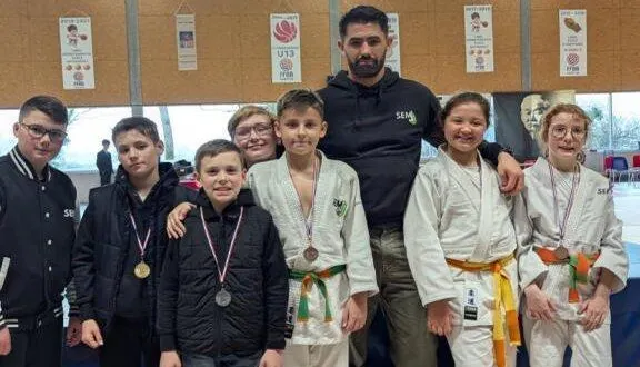 photo  les huit benjamins médaillés entourent leur entraîneur, amaury vrignaud.  &copy;  semjj 