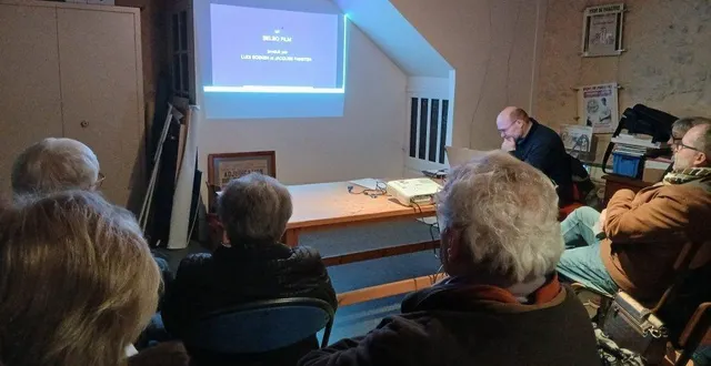 photo  jean sicart, président de la société du pays fertois, lance le film devant les adhérents et quelques invités au local de la spf, 3 mars.  &copy;  ouest-france 