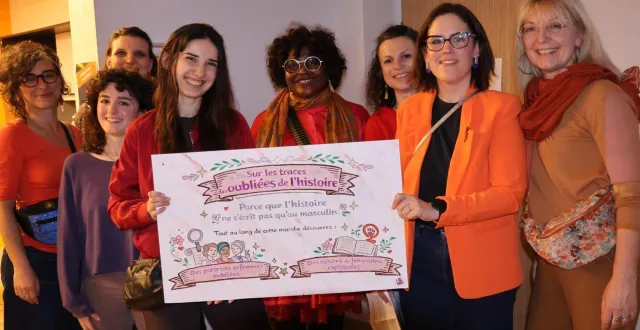 photo  juste avant le quiz, quelques membres du collectif tout feu couf’femmes, avec gwénola le roux, à gauche, qui tient la pancarte.  ©  ouest-france