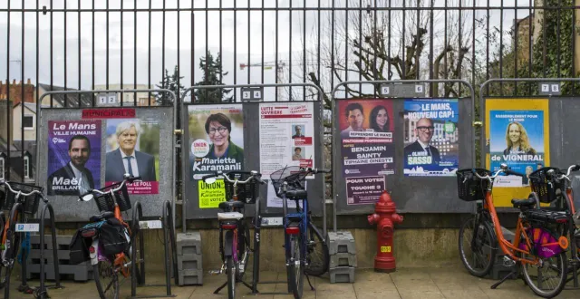 photo  les panneaux électoraux, l’information locale (internet et papier) et les professions de foi restent prisés par les citoyens pour faire leur choix.  &copy;  le maine libre - denis lambert 