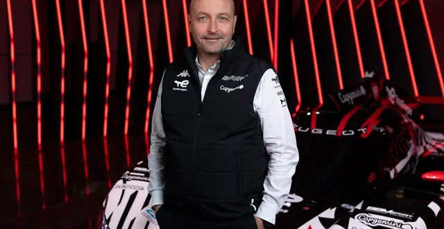 photo  à portimão, les peugeot 9x8 ont roulé pendant 24 heures pour préparer la saison wecl l’occasion de permettre à emmanuel esnault de prendre ses marques comme team principal.  &copy;  dppi 