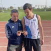photo  jean-michel mareau et thibaut gromala. l’entraîneur et l’athlète constatent les chronos du jeune sprinter. 