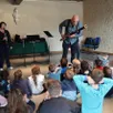 photo  henri roman, le directeur du conservatoire du pays sabolien, en compagnie de maryse nail ricard et cécile mauduit, est venu proposer une sensibilisation à la musique aux enfants de l’école les marronniers de parcé-sur-sarthe, mardi 10 mars 2026. 