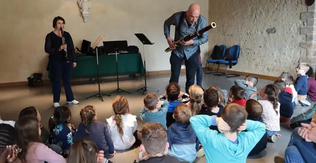 photo  henri roman, le directeur du conservatoire du pays sabolien, en compagnie de maryse nail ricard et cécile mauduit, est venu proposer une sensibilisation à la musique aux enfants de l’école les marronniers de parcé-sur-sarthe, mardi 10 mars 2026.  &copy;  ouest-france 
