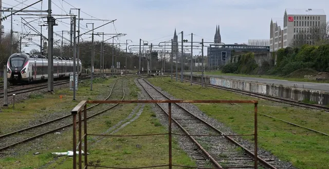 photo  angers, le 10 mars 2026. la gare du maroc, située derrière l’école du génie, possède des quais de chargement inutilisés.  &copy;  co - laurent combet 