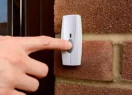 photo  une personne sonne à la porte d’un logement. prudence, il pourrait s’agir d’une escroquerie. photo d’illustration. 