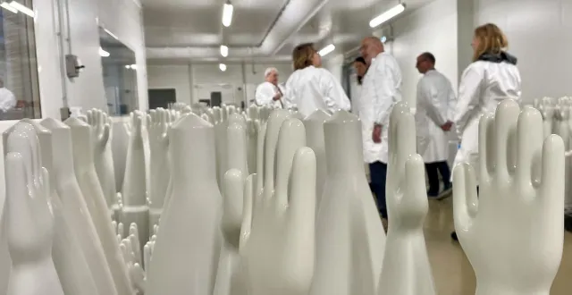 photo  leader mondial dans la fabrication de gants isolants, l’entreprise piercan de port-en-bessin (calvados) dispose de deux lignes de production supplémentaires depuis janvier 2026.  &copy;  ouest-france 