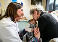 photo  le mans, mardi 10 mars 2026. « je te fais un gros bisou », finit par lancer cette résidente, qui avait commencé par dire « c’est trop de souci », à la vue de la poupée. 
