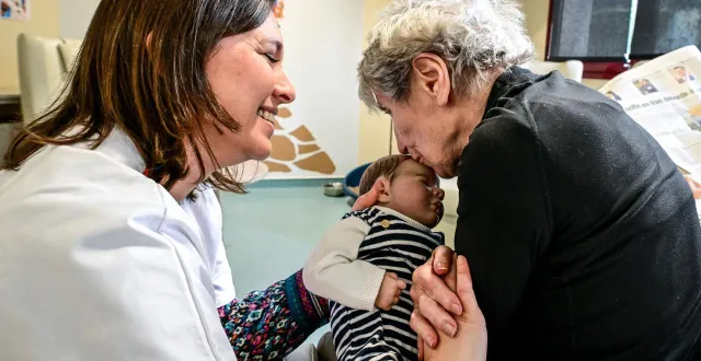photo  le mans, mardi 10 mars 2026. « je te fais un gros bisou », finit par lancer cette résidente, qui avait commencé par dire « c’est trop de souci », à la vue de la poupée.  &copy;  le maine libre - yvon loué 