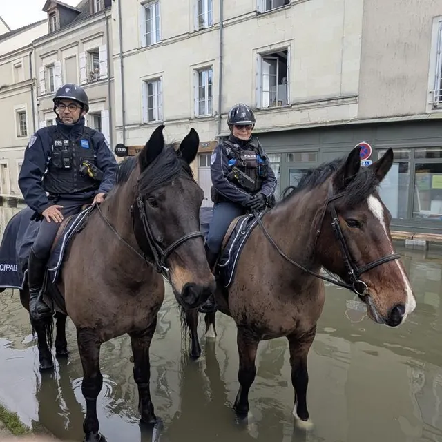 photo la brigade équestre aide notamment à faciliter le contact avec les habitants.  ©  ouest-france