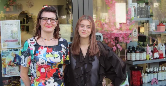 photo  amandine catiau (à gauche) est la nouvelle gérante du salon de coiffure de mèche avec vous, à montfaucon-montigné ; à ses côtés, son apprentie aglaé vignaud.  &copy;  ouest-france 
