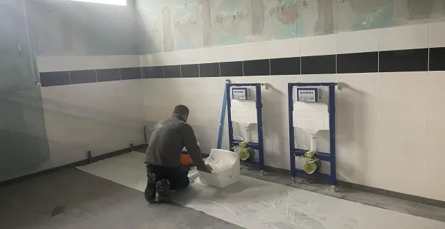 photo  le chantier prévoit, entre autres, la création de trois toilettes, dont une accessible aux personnes à mobilité réduite.  &copy;  co 