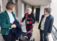 photo  marie-thérèse gentili converse avec stella dupont, députée, en visite dans la commune, et jocelyne perron, adjointe aux affaires sociales et au ccas, ici dans la coursive d’accès à son appartement. 