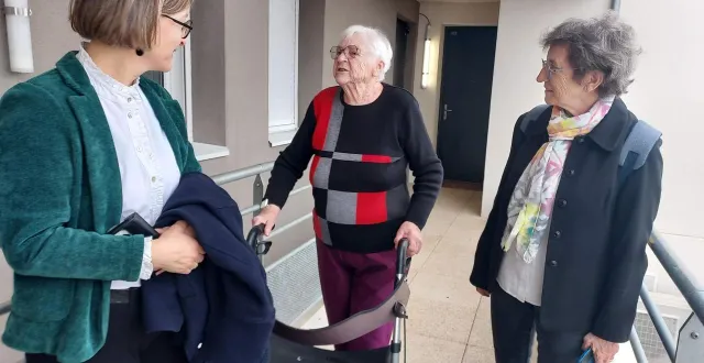 photo  marie-thérèse gentili converse avec stella dupont, députée, en visite dans la commune, et jocelyne perron, adjointe aux affaires sociales et au ccas, ici dans la coursive d’accès à son appartement.  &copy;  ouest-france 