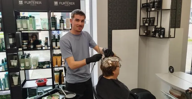 photo  thibault grégoire, apprenti coiffeur médaillé d’or au championnat départemental, vise désormais plus haut.  &copy;  ouest-france 