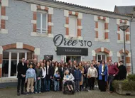 photo  toute la famille entourait l’heureuse centenaire renée mainguy, samedi 7 mars, à landemont, devant ce qui fut autrefois l’hôtel-restaurant familial. 
