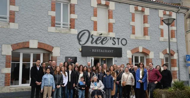 photo  toute la famille entourait l’heureuse centenaire renée mainguy, samedi 7 mars, à landemont, devant ce qui fut autrefois l’hôtel-restaurant familial.  &copy;  ouest-france 
