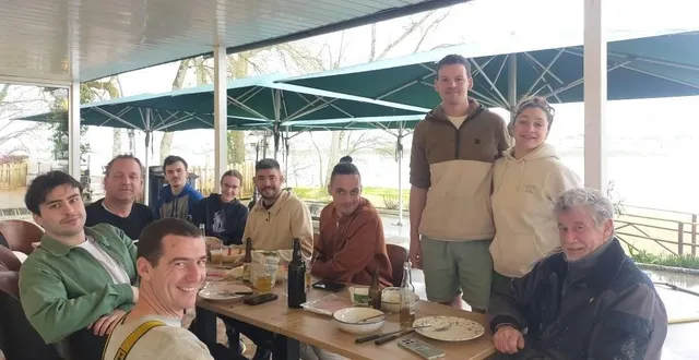 photo  sur la terrasse de la guinguette, l’eau est redescendue. une partie de l’équipe du restaurateur est à pied d’œuvre pour la remise en état des lieux : debout, au second plan, léo scalabrino et floriane.  &copy;  ouest-france 