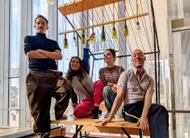 photo  le mans, mars 2026. de gauche à droite sylvain wavrant, concepteur des costumes, loïs husson et lisa carlier, artistes issues de l’institut du music-hall, et julien fanthou, performer et professeur de cabaret à la sorbonne. 