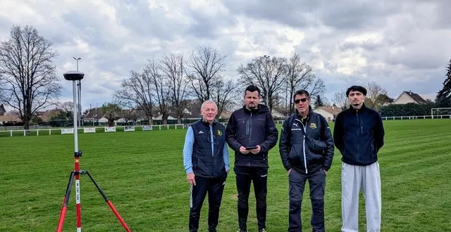 photo  le robot de marquage des lignes du terrain de football en présence de (de gauche à droite) philippe leveau, bénévole du club en charge du marquage, maxime filatre de la société mf peinture, dominique bouquet, coprésident du club, et lucas thoreton, alternant du club.  &copy;  le maine libre 