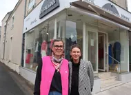 photo  delphine gérard (à gauche), responsable de la boutique, reprise par lucie dupuy, quipoursuit son activité à armoire et penderie. 