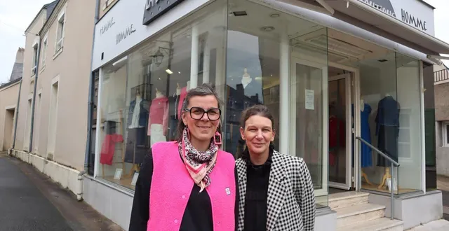 photo  delphine gérard (à gauche), responsable de la boutique, reprise par lucie dupuy, quipoursuit son activité à armoire et penderie.  &copy;  co 
