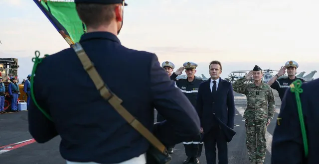 photo  emmanuel macron s’est rendu sur le porte-avions « charles de gaulle », déployé près de chypre, ce lundi 9 mars.  &copy;  afp 