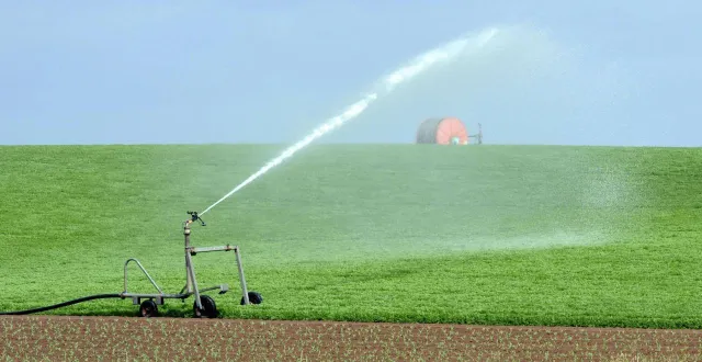 photo  le projet de loi d’urgence agricole souhaite notamment faciliter les projets de stockage d’eau et l’irrigation.  &copy;  archive ouest-france 