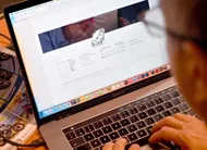 photo  un homme a été victime d’une arnaque sur une fausse plateforme de trading. photo d’illustration. 