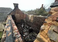 photo  la toiture totalement détruite, rue du pied-sec, à saint-denis-d’orques. 